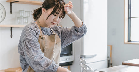 疲れた表情で考え込む女性
